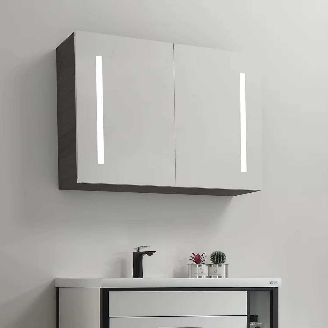 مرآة تخزين مثبتة على الحائط من الألومنيوم مقاومة للماء ومضاءة بمستشعر Led وخزانة طبية للحمام والمرحاض